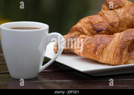 Kaffee und croissants Stockfoto