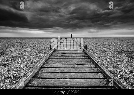 Konzeptbild der Weg nach nirgendwo in schwarzen und weißen Strand Landschaft Stockfoto