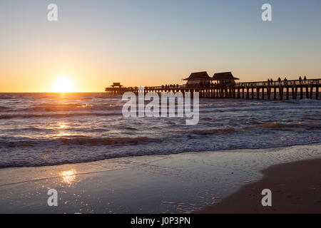 Silhouette von dem Fishing Pier in Neapel bei Sonnenuntergang. Florida, United States Stockfoto