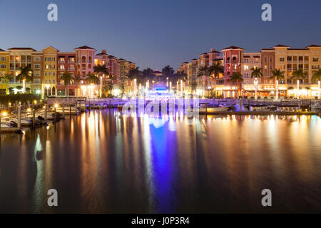 Blick über die Stadt Neapel, nachts beleuchtet. Florida, United States Stockfoto