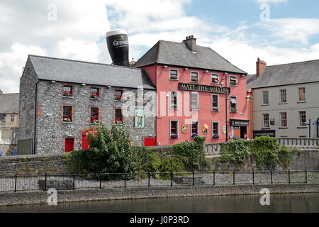 Die Matt The Millers Bar & Restaurant am Ufer des River Nore, in der Stadt Kilkenny, Grafschaft Kilkenny, Irland (Eire). Stockfoto