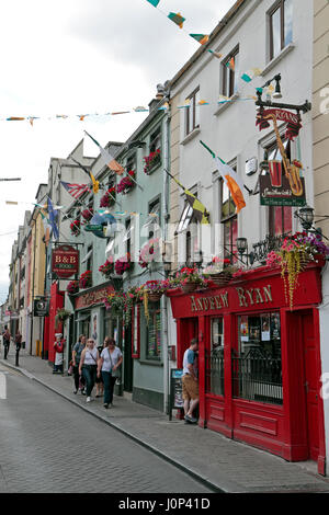 Kneipen in einer Linie auf Kloster Straße in der Stadt Kilkenny, Grafschaft Kilkenny, Irland (Eire). Stockfoto