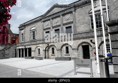 Das Gerichtsgebäude (Graces alte Burg) in der Stadt Kilkenny, Grafschaft Kilkenny, Irland (Eire). Stockfoto