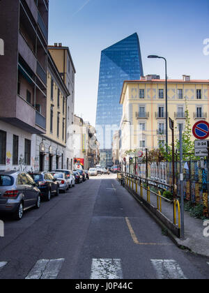 Architektur Kontrast in Mailand, Porta Nuova Viertel, zwischen Torre Diamante Skyscaper und alte traditionelle beliebte Gehäuse aus verschiedenen Epochen. Stockfoto