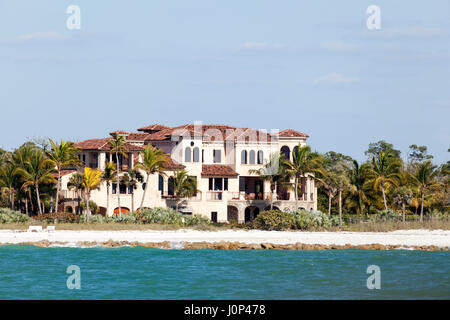 Naples, Fl, USA - 18. März 2017: Waterfront Luxusvilla in Neapel. Florida, United States Stockfoto