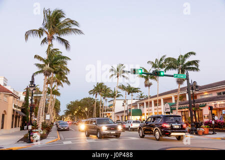 Naples, Fl, USA - 21. März 2017: Straße mit beleuchteten Palmen in der Stadt Neapel. Florida, United States Stockfoto