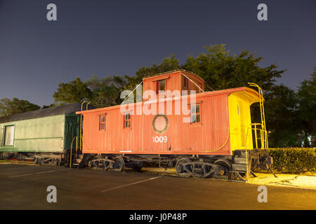 Naples, Fl, USA - 21. März 2017: Alte historische Zug im Naples Depot und Zug Museum bei Nacht beleuchtet. Florida, United States Stockfoto