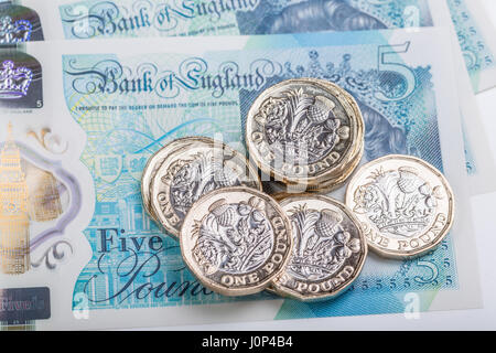 Neue Form ein Pfund Münzen und eine fünf-Pfund-note Stockfoto