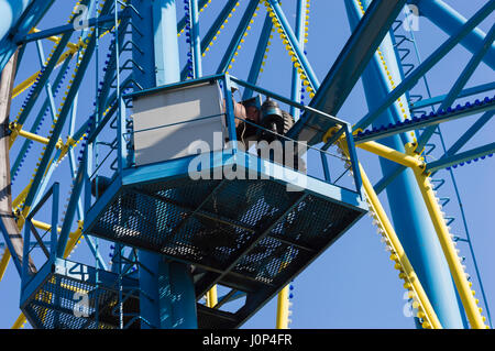 Niedrigen Winkel Detail des Riesenrad auf dem Hintergrund eines blauen Himmels Stockfoto