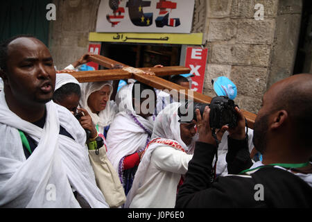 Karfreitags-Prozession an der Via Dolorosa, äthiopischen christlichen Pilgern, tragen ein einfaches Holzkreuz. Alte Stadt von Jerusalem, Israel. Stockfoto