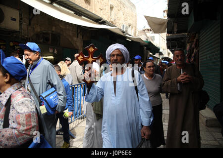 Ein Karfreitag Prozession an der Via Dolorosa, christliche Ägypter, koptische Pilger tragen ein hölzernes Kreuz. Alte Stadt von Jerusalem, Israel. 14.04.2 Stockfoto