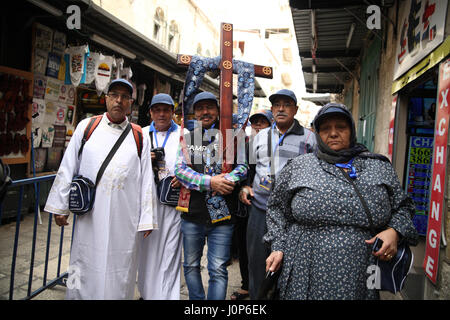 Ein Karfreitag Prozession an der Via Dolorosa, christliche Ägypter, koptische Pilger tragen ein hölzernes Kreuz. Alte Stadt von Jerusalem, Israel. 14.04.2 Stockfoto