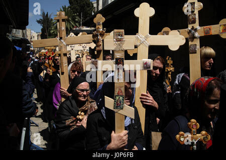 Karfreitags-Prozession an der Via Dolorosa, serbische Pilger zu Fuß tragen verzierte Kreuze während aussprechen den Namen Jesu.  Altstadt von Jerusalem Stockfoto