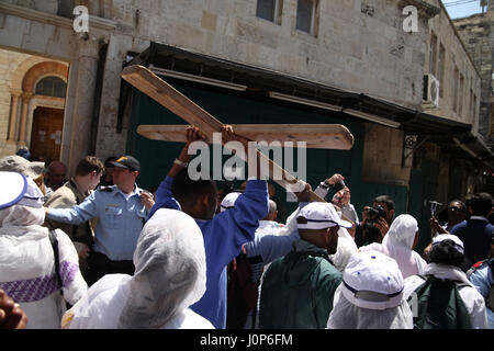 Karfreitags-Prozession an der Via Dolorosa, äthiopischen christlichen Pilgern, tragen ein einfaches Holzkreuz. Alte Stadt von Jerusalem, Israel. Stockfoto