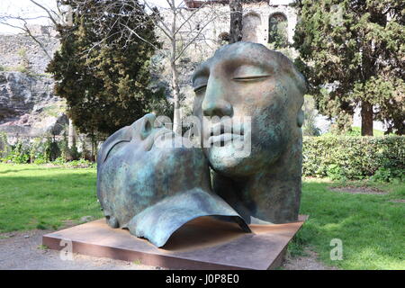 Hermanos (Brüder), Skulptur von Igor Mitoraj (1944 – 2014), Einbau in Pompeji, Neapel, Italien ab Mai 2016 bis Mai 2017. Stockfoto
