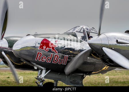 Maribor, Slowenien - 7. / 8. April 2017: Lockheed P-38 Ligtning von Red Bull Display Team der Flying Bulls darstellende Kunstflug am jährlichen Trainingslager Stockfoto
