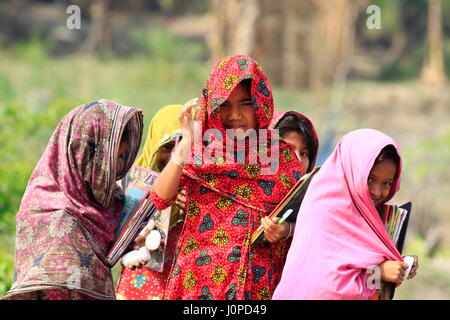 Schulmädchen am Nijhum Dwip. Noakhali, Bangladesch. Stockfoto