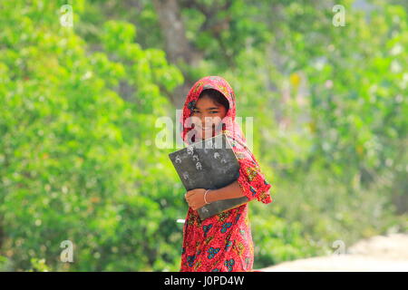 Ein Schulmädchen in Nijhum Dwip. Noakhali, Bangladesch. Stockfoto