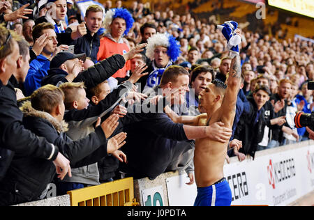 Anthony Knockaert Brighton wirft sein Hemd zu der Masse nach der Sieg in der Sky-Wette-Championship match zwischen Wolverhampton Wanderers und Brighton und Hove Albion bei Molineux in Wolverhampton. 14. April 2017. REDAKTIONELLE Nutzung nur FA Premier League und der Football League Bilder unterliegen DataCo Lizenz siehe www.football-dataco.com Stockfoto