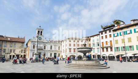 Piazza Matteotti, ein typisch italienischen Platz, im Herzen von Udine (9. April 2017) Stockfoto