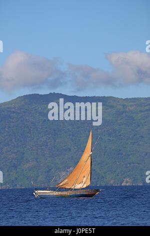 Traditionelles Segelboot in der Nähe von Nosy Be Insel im Norden von Madagaskar Stockfoto