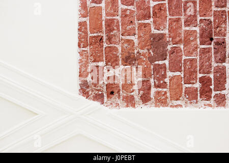 Die Textur der historischen Ziegel von der Gattschina-Palast Gebäude befindet sich im 17. Jahrhundert Alter und moderne Beige Putz während der Restaurierung Stockfoto