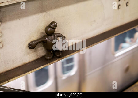 Kunst im öffentlichen Raum Skulpturen, Teil der unterirdischen Lebens Serie, bei der u-Bahnstation 14th Street in Manhattan, New York City. Stockfoto