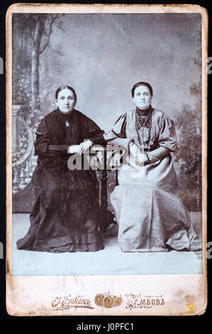 Tambow, Russische Föderation - 29. März 2015 Vintage Foto von zwei Frauen sitzen in der Nähe von Tabelle im Fotostudio. Das Foto wurde am Anfang des 20. Jh. Stockfoto