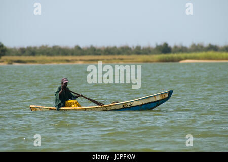 Mann auf einem Boot in Afrika Fischen Stockfoto