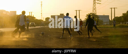 Panorama-Bild der Kinder spielen Fußball auf der Straße in Afrika Stockfoto