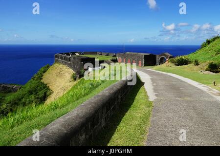 Brimstone Hill Fortress Eingangstor und Straße in einem Brignt sonnigen Tag mit Meer im Hintergrund, St, Kitts Insel. Stockfoto