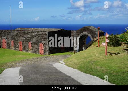 Brimstone Hill Fortress Eingangstor und Straße mit Richtungen Schild, St. Kitts Island. Stockfoto