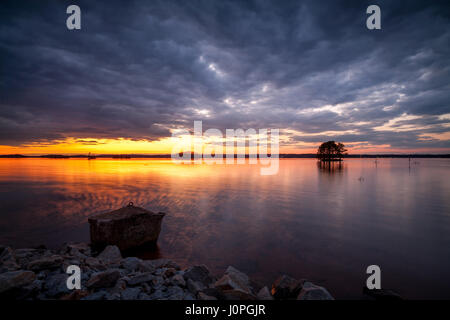 Dies ist ein Sonnenuntergang Bild, aufgenommen im alten Bund Park am östlichen Ufer des Lake Lanier in der Nähe von Flowery Branch, GA.  Der konkrete Anker im Bild wird verwendet, um ein Ende einer Schnur von Bojen ankern, die aus den Schwimmbereich zu markieren. Stockfoto