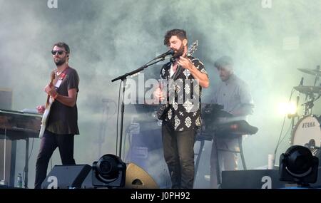 Die Fohlen mit der Lead Sänger Yannis Philippakis Durchführung auf der Pyramide-Bühne beim Glastonbury Festival UK Juni 2016 Stockfoto