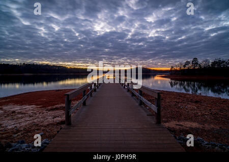 Ich nahm dieses Bild am Pier in Fettschrift-Mühle-Campingplatz.  Das Wasser ist jetzt sehr gering, aber ich denke, dass dies ein toller Ort sein könnte, wenn die See sowie zurück füllt.  Bolding Mill Park befindet sich in Hall County, GA am nördlichen Ende des Lake Lanier.  Es hat eine Menge von Annehmlichkeiten, darunter ein Strand, Campingplatz, Angeln, Slipanlage, Toiletten, sowie Wanderwege.  Es ist ein wenig abseits der ausgetretenen Pfade und ich würde es ein verstecktes Juwel. Stockfoto