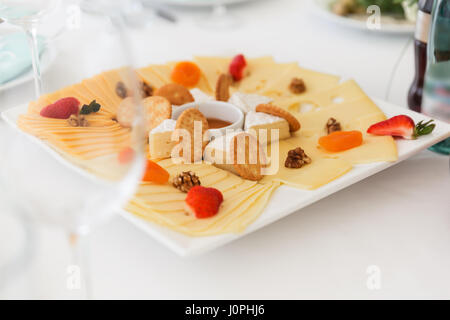 Perfekte Party Käse vom Brett auf einem Tisch Stockfoto