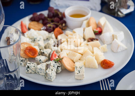 Perfekte Käse vom Brett auf dem Tisch für party Stockfoto