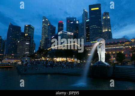 Singapur Merlion in der Nacht. Stockfoto