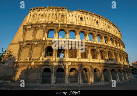 Das große Kolosseum in Rom während der goldenen Stunde am späten Nachmittag. Latium. Italien Stockfoto
