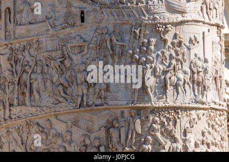 Trajanssäule, Rom, Italien - Detail der Schnitzereien Stockfoto