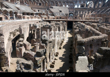 Blick auf die Inneneinrichtung des Kolosseums in Rom mit antiken Ruinen und historischer Architektur, Latium, Italien Stockfoto