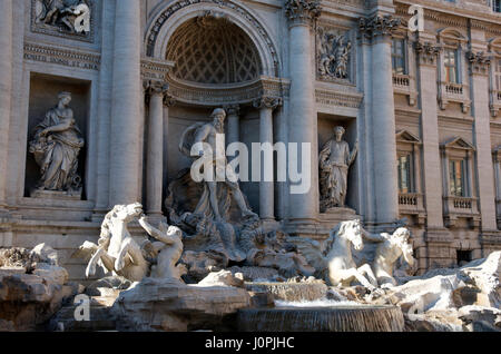 Skulpturen am Trevi-Brunnen, Rom, Latium, Italien, Europa Stockfoto