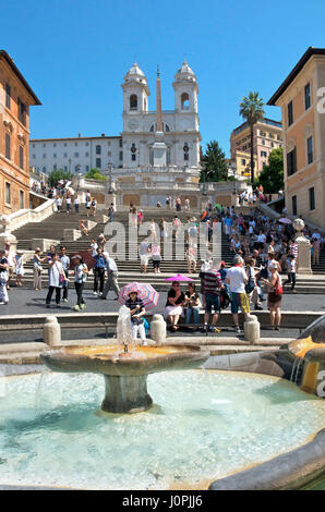 Fontana della Barcaccia Brunnen und Touristen auf die spanische Treppe, Piazza di Spagna, Rom, Italien, Europa Stockfoto