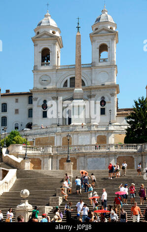 Fontana della Barcaccia Brunnen und Touristen auf die spanische Treppe, Piazza di Spagna, Rom, Italien, Europa Stockfoto