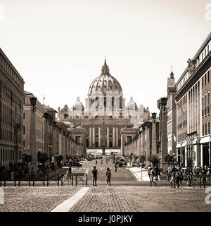 St Peter Basilica betrachtet aus Via della Conciliazione, Rom, Latium, Italien, Europa Stockfoto