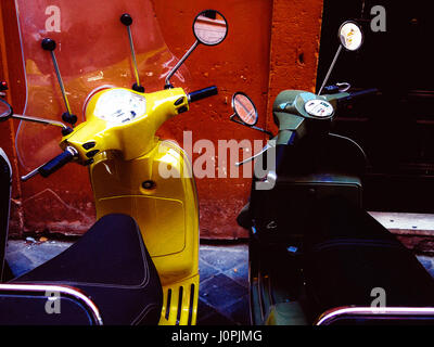 Motorroller in der historischen Altstadt von Rom, Italien, Europa Stockfoto