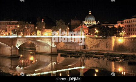 Tiber und Ponte Vittorio Emanuele II Brücke mit St. Peter Basilika, Vatikanstadt, Rom, Italien, Europa Stockfoto