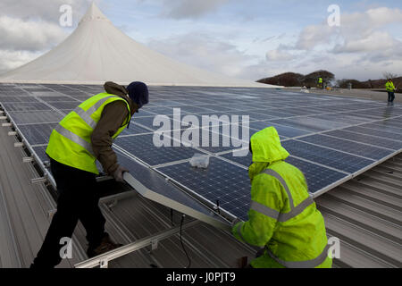 Photovoltaik auf dem Dach des Truro College installiert wird Stockfoto