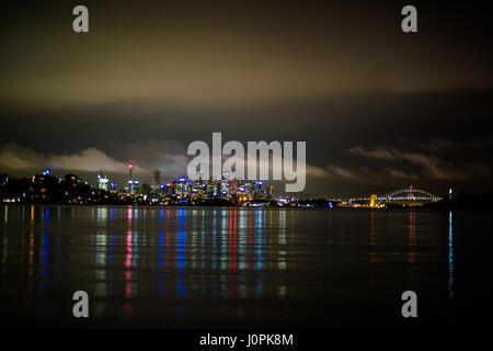 Ein nächtlicher Blick auf die Sydney Harbour Bridge und Sydney CBD aus den östlichen Vororten Stockfoto