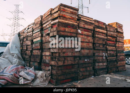 Beijing, China - 21. Dezember 2014: massive bunte Kisten gestapelt auf Holzpaletten in einem Markt. die Paletten gezeigt, der Name des owerns Stockfoto